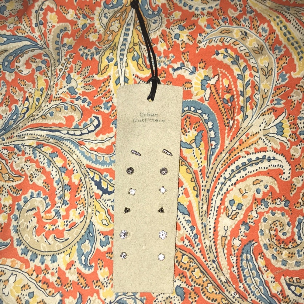 A set of 6 pairs of small silver earrings